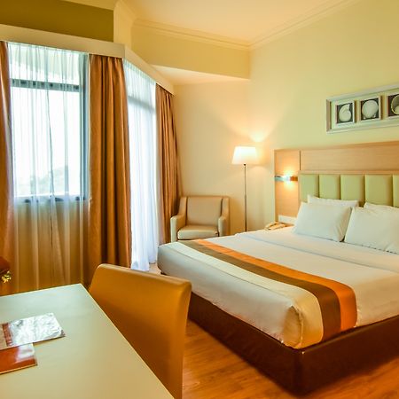 Hotel Sentral Seaview @ ​Beachfront Tanjung Bungah  Exterior photo