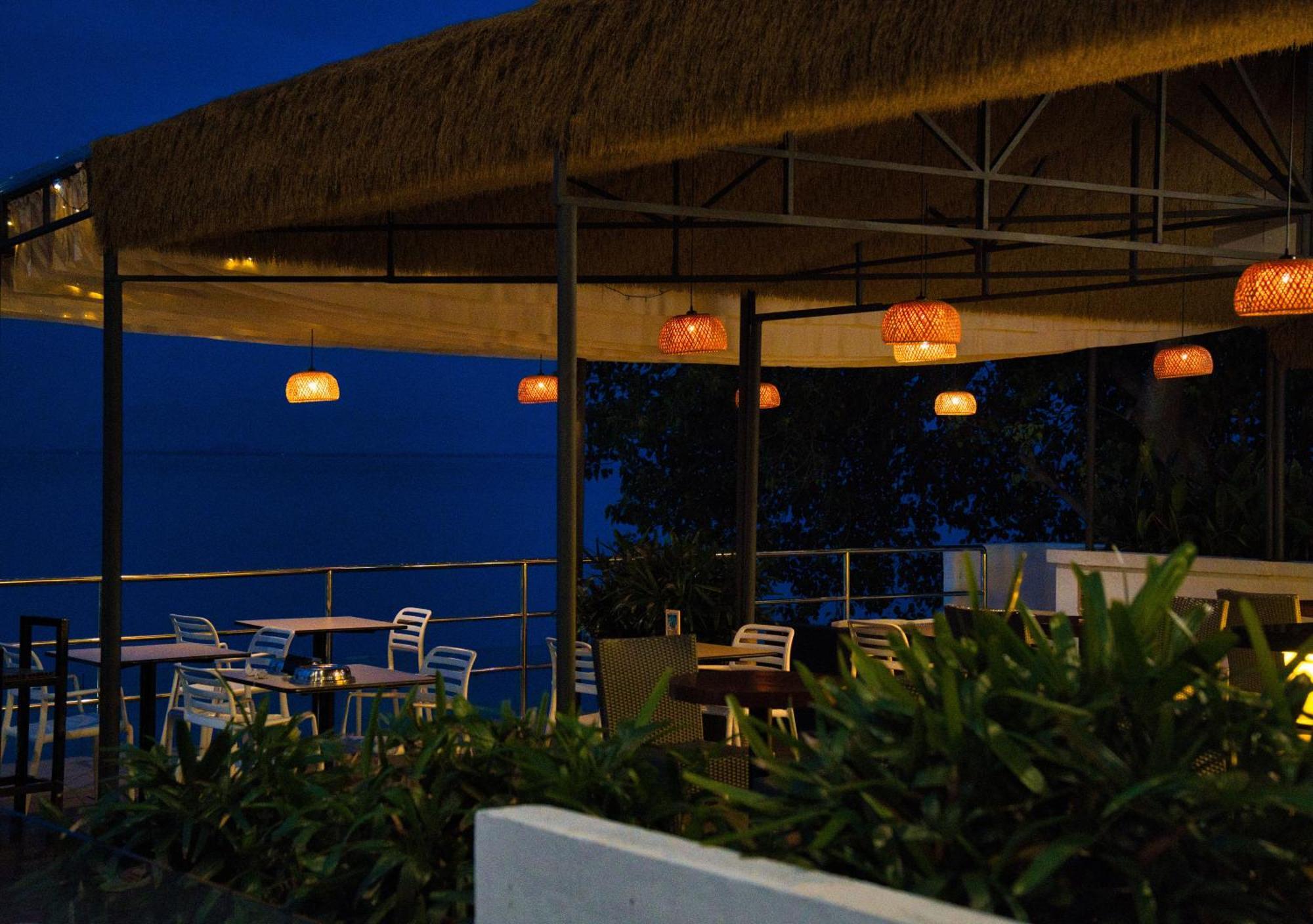 Hotel Sentral Seaview @ ​Beachfront Tanjung Bungah  Exterior photo