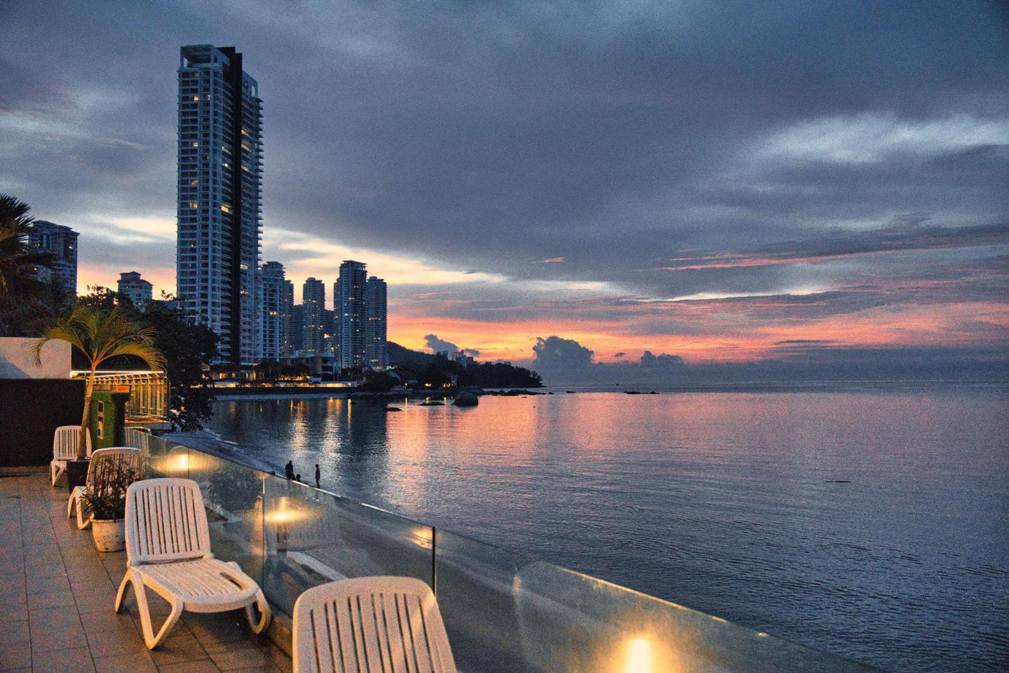 Hotel Sentral Seaview @ ​Beachfront Tanjung Bungah  Exterior photo
