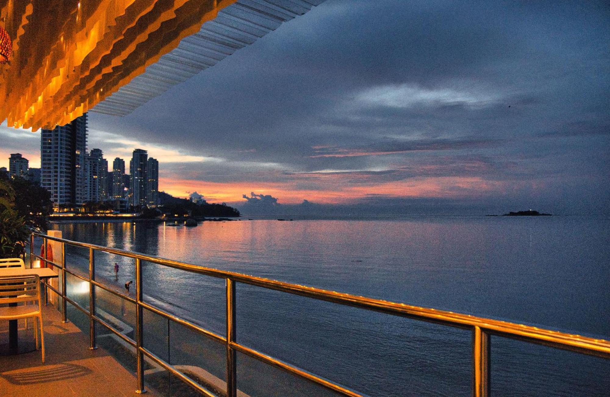 Hotel Sentral Seaview @ ​Beachfront Tanjung Bungah  Exterior photo