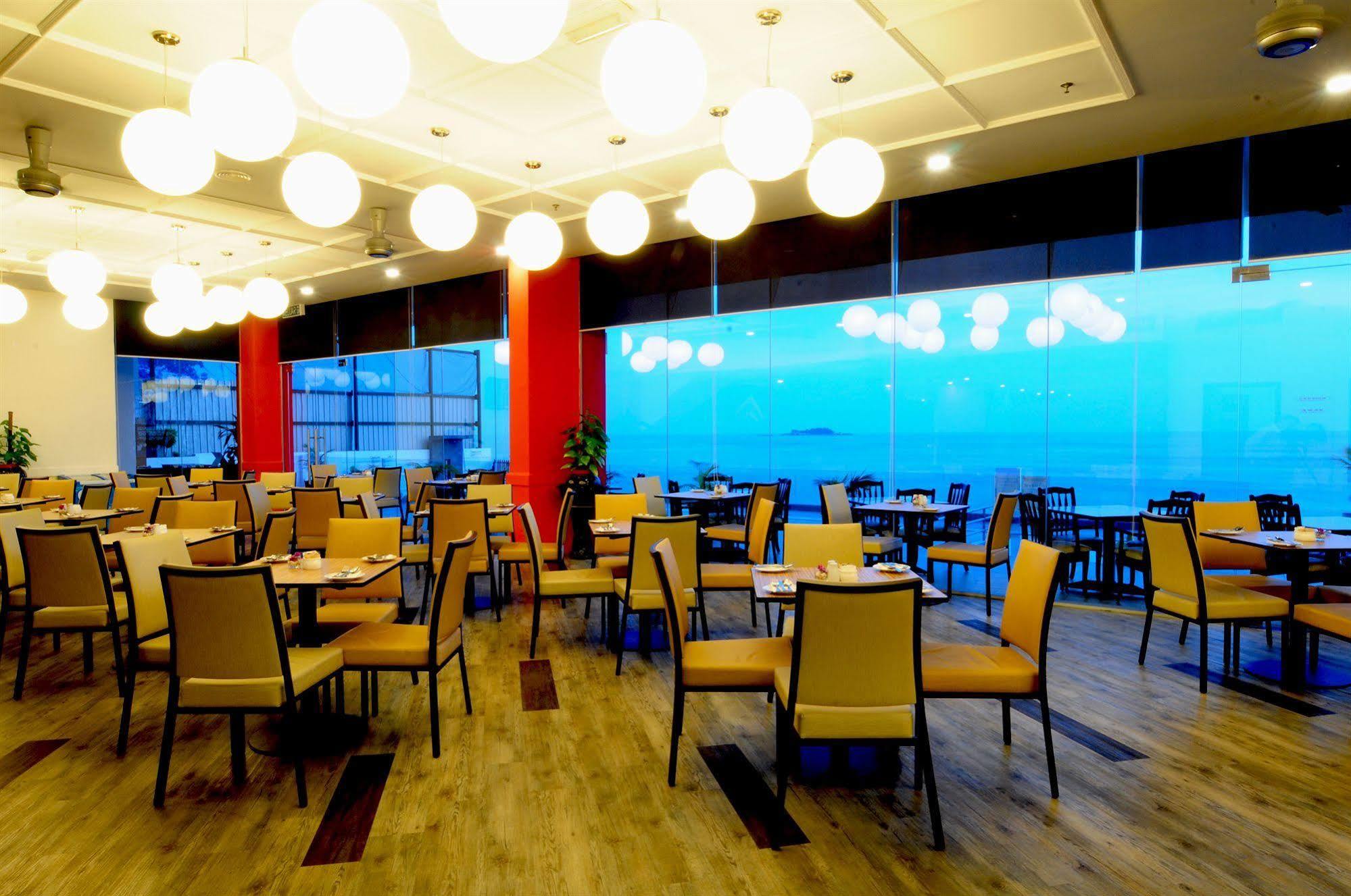 Hotel Sentral Seaview @ ​Beachfront Tanjung Bungah  Exterior photo