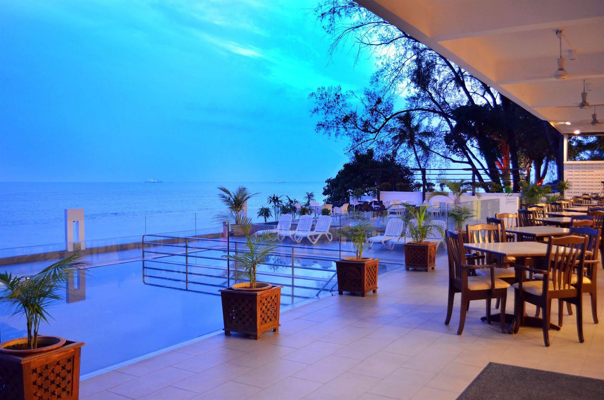 Hotel Sentral Seaview @ ​Beachfront Tanjung Bungah  Exterior photo